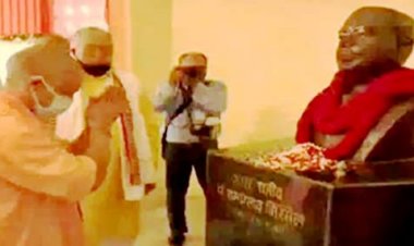 काकोरी कांड की वर्षगांठ के मौके पर CM योगी ने शहीद स्मारक पर क्रांतिकारियों-शहीदों को श्रद्धासुमन अर्पित कर दी श्रद्धांजलि : लखनऊ
