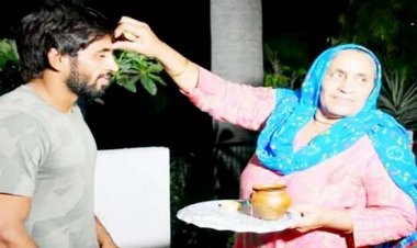 घर पहुंचते ही Bajrang Punia ने अपना कांस्य पदक मां को पहनाया, दिया ये बयान
