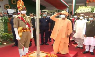 UP में आजादी का 75वां जश्न : पूरा देश आजादी की 75वीं वर्षगांठ मना रहा, मुख्यमंत्री योगी आदित्यनाथ ने 5वीं बार विधानसभा में तिरंगा फहराया।