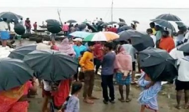 कुशीनगर : 21 लोगों से भरी नाव गंडक में डूबी, 19 सकुशल निकाले, दो अब भी लापता