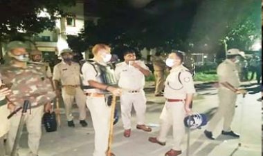 वाराणसी में जातिसूचक टिप्पणी को लेकर बवाल : आधी रात BHU में छात्रों के दो गुट भिड़े, पथराव और फायरिंग की, पेट्रोल बम फेंके, दरोगा समेत 10 छात्र घायल