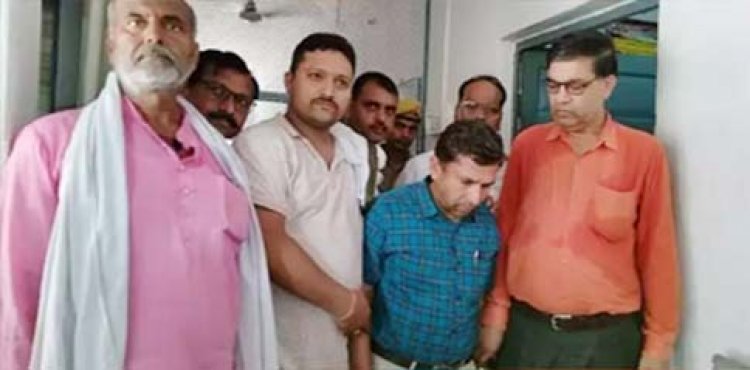 सिंचाई योजना से जुड़े सामानों के भुगतान के लिए मांगे 3 लाख... 50 हजार लेते जिला उद्यान अधिकारी गिरफ्तार