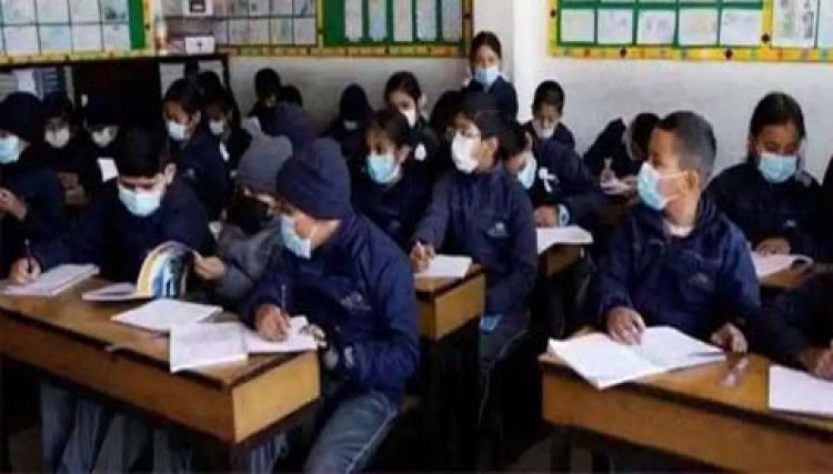 UP में अब 1 सितंबर से प्राइमरी स्कूल भी खुलेंगे:17 महीने बाद स्कूल लौटेंगे बच्चे; 23 अगस्त से छठी से 8वीं तक के स्कूल भी खुलेंगे, 2 शिफ्टों में लगेंगी क्लास