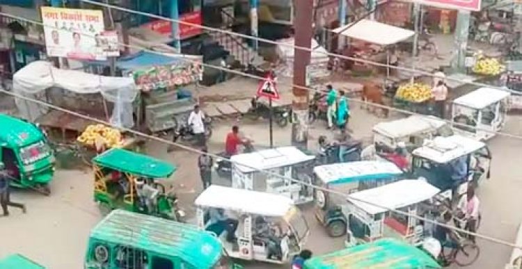 बिजली बनी काल:लखनऊ में बीजेपी की होर्डिंग लगा रहा युवक हाईटेंशन लाइन की चपेट में आया, करंट लगने से मौके पर मौत