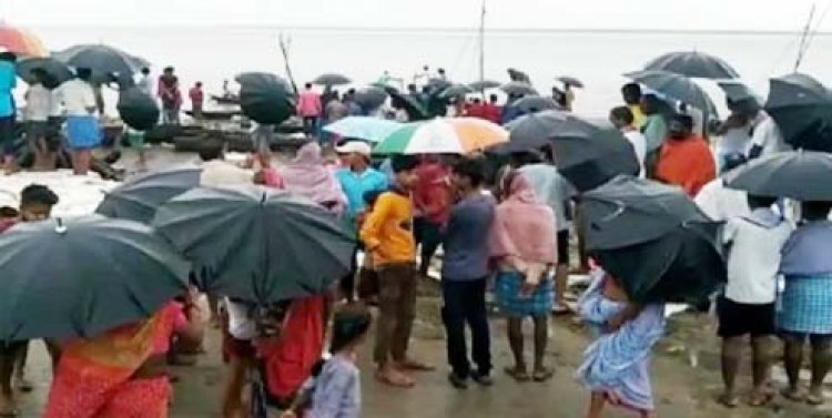 कुशीनगर : 21 लोगों से भरी नाव गंडक में डूबी, 19 सकुशल निकाले, दो अब भी लापता