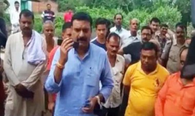 बीजेपी विधायक शशांक त्रिवेदी  से लोगों ने की SDM की शिकायत तो फोन कर के बोले- ऐसे अधिकारियों को जूते मारने चाहिए