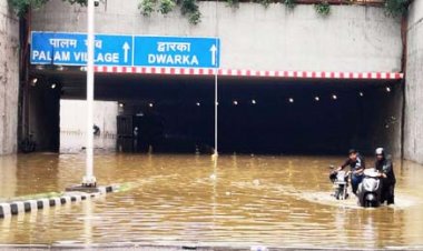 दिल्‍ली में 46 वर्षों में सबसे अधिक बारिश, एयरपोर्ट, सड़कें स्विमिंग पूल में तब्‍दील, दिल्ली के द्वारका अंडरपास में भरा पानी