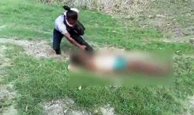 असम में प्रदर्शनकारियों पर चलाई गोलियां : पुलिस ही नहीं फोटोग्राफर ने भी बेसुध पड़े शख्स पर चलाए लात-घूंसे, हुआ गिरफ्तार