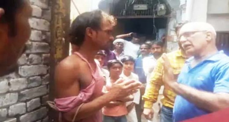 लखनऊ में युवक को खंभे से बांधकर पीटा : बिना कपड़ों के मोहल्ले में घुमाया, आरोप- ट्रॉली चुराने की कोशिश कर रहा था