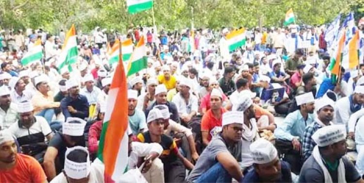 आरक्षण की मांग को लेकर सड़कों पर उतरे OBC/SC अभ्यर्थी : लखनऊ के ईको गॉर्डन में शिक्षक भर्ती के अभ्यर्थियों ने परिवार समेत किया प्रदर्शन