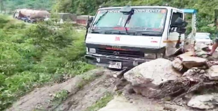 तेज बारिश के चलते रुद्रप्रयाग में लैंडस्लाइड, ऋषिकेश-बद्रीनाथ हाईवे बंद; कई वाहन क्षतिग्रस्‍त