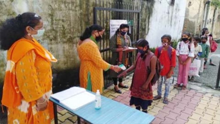 उत्तराखंड में खुले स्कूल : डेढ़ साल बाद प्राइमरी स्कूलों में बजी घंटी, छात्र-छात्राओं में दिखा उत्साह