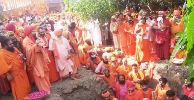 Narendra Giri Death case : महंत नरेंद्र गिरि को बाघंबरी मठ के बगीचे में दी गई भू-समाधि फांसी लगाने से महंत नरेंद्र गिरी की हुई थी मौत, पोस्टमार्टम रिपोर्ट में खुलासा