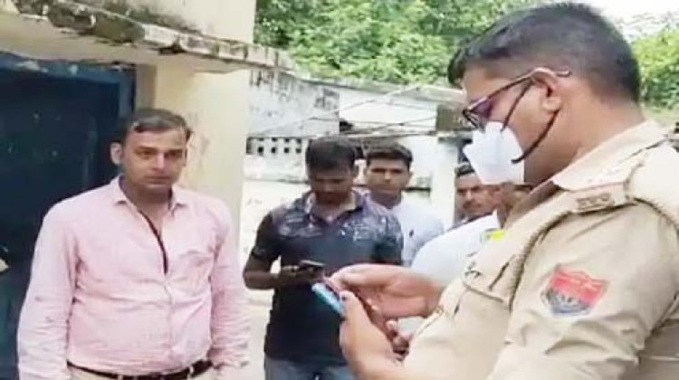 VDO पर थूकने वाला गिरफ्तार : फर्जी डेथ सर्टिफिकेट न बनाने पर की थी पिटाई, तमंचा सटाकर जान से मारने की दी थी धमकी