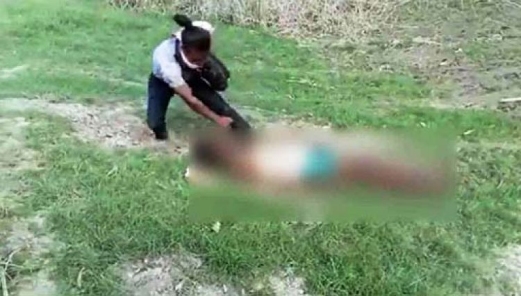 असम में प्रदर्शनकारियों पर चलाई गोलियां : पुलिस ही नहीं फोटोग्राफर ने भी बेसुध पड़े शख्स पर चलाए लात-घूंसे, हुआ गिरफ्तार