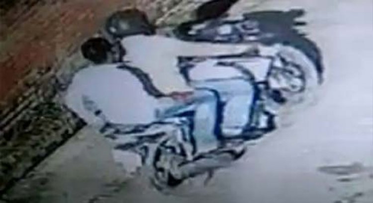 लखनऊ : दो बाइक सवारों ने शिक्षिका को धक्का देकर चेन लूट ली, सभी आरोपी CCTV में कैद, पुलिस जांच में जुटी