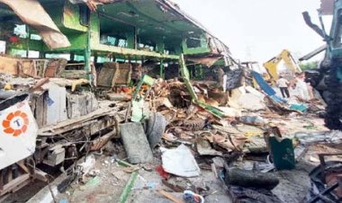 बाराबंकी हादसा : चारों तरफ बिखरी थी लाशे, मची थी चीख-पुकार, बस के हो गए दो टुकड़े तो ट्रक के उड़े परखच्चे