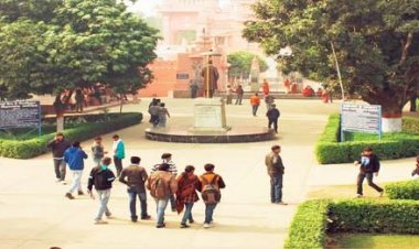 DU Admission 2021 : डीयू की 70 हजार में से करीब 40 हजार सीटों पर स्वीकृत हुए दाखिले, यहां देखें पूरी जानकारी