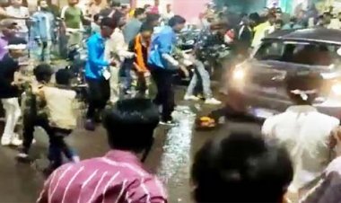 भोपाल में 'दुर्गा प्रतिमा विसर्जन समारोह' में कार सवार ने लोगों को कुचला, देखें ये Video