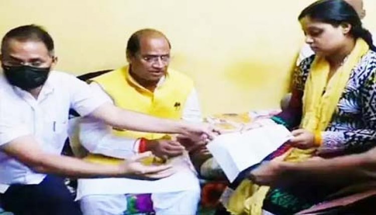 मनीष हत्याकांड : मनीष की पत्नी KDA में बनीं OSD, बीजेपी विधायक और अधिकारियों ने सौंपा नियुक्ति पत्र
