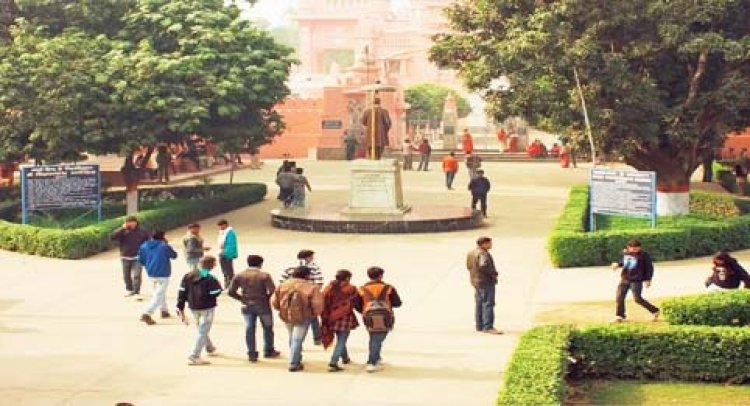 DU Admission 2021 : डीयू की 70 हजार में से करीब 40 हजार सीटों पर स्वीकृत हुए दाखिले, यहां देखें पूरी जानकारी