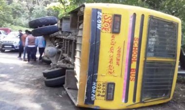 उत्तर प्रदेश : अमेठी में 20 बच्चों को ले जा रही स्कूल बस पलटी, दो दर्जन से ज्यादा मासूम हुए घायल