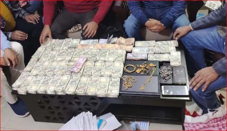 Bihar : सब रजिस्‍ट्रार के ठिकानों पर Special Vigilance Unit का छापा, सरकारी अधिकारी के घर मिला नोटों का जखीरा, फोटोज देख फटी रह जाएंगी आंखें