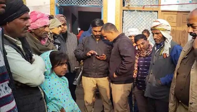 इटावा में कर्ज से परेशान था किसान:पहले पत्नी को मार डाला, फिर खुद जहर खाकर जान दी, जांच में जुटी पुलिस