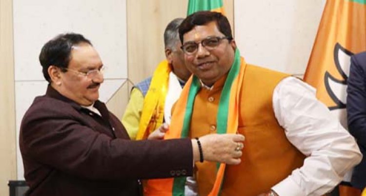 गिरीश अवस्थी श्री जे. पी. नड्डा द्वारा सम्मानित : कार्यक्रम में सांसद डा.अशोक वाजपेयी एवं  श्रीमती रीता बहुगुणा जोशी की विशेष उपस्थिति रही