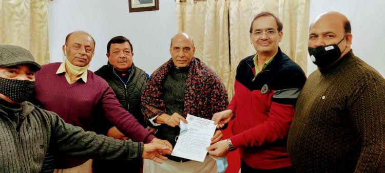 जीएसटी को लेकर राजनाथ सिंह से मिले कपड़ा व्यापारी : जीएसटी नही बढ़ाए जाने की रखी मांग