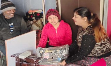 रुद्रांश वेलफेयर फण्ड की अध्यक्ष  काजल बक्शी ने कंचन नाम की लड़की को सिलाई मशीन भेंट की : लखनऊ