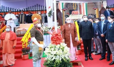 मुख्‍यमंत्री योगी आदित्‍यनाथ ने विधान भवन के सामने फहराया तिरंगा, प्रदेशवासियों को दी गणतंत्र की शुभकामनाएं