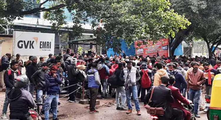 108 एंबुलेंस सेवा कभी भी ठप हो सकती है: लखनऊ में एंबुलेंस कर्मियों ने किया हंगामा, कॉल सेंटर का कामकाज रहा बाधित