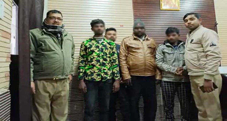 चार शातिर लुटेरे लूट की वारदात की तैयारी कर रहे थे, पुलिस ने घेर कर पकड़ा, कार और असलहे बरामद : आगरा