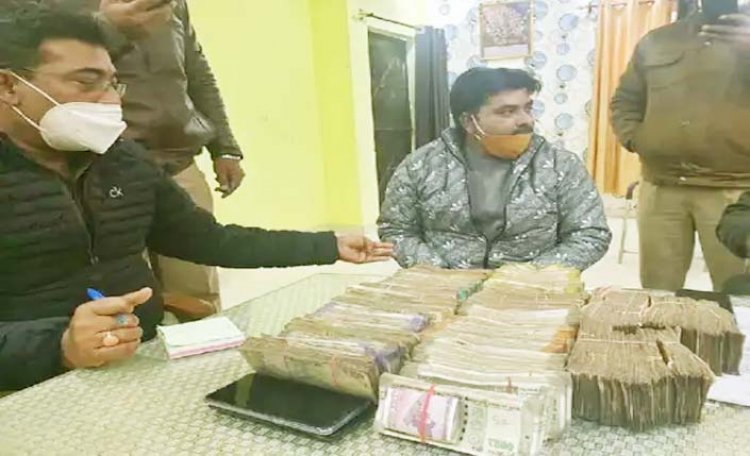 लखनऊ : वाहन चेकिंग के दौरान कार में सभासद से 6.30 लाख और ठेकेदार से 11.50 लाख बरामद, पुलिस ने चुनाव अचार संहिता के चलते किया सीज