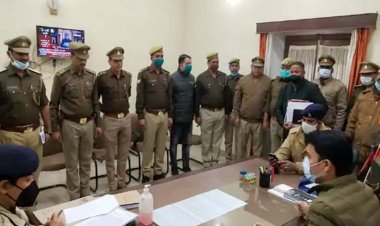गोरखपुर SSP ने 10 पुलिसकर्मियों को किया सम्मानित : इंटरनेशन वाहन चोरी गैंग पकड़ने पर मिला सम्मान, भूटान से बरामद की कार