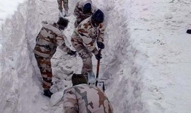 अरुणाचल प्रदेश : बर्फीले तूफान की चपेट में आए पेट्रोलिंग टीम के 7 जवानों की हुई मौत, बाहर निकाले गए शव