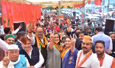मुलायम सिंह की बहू अपर्णा यादव ने कैंट की जनता से बृजेश पाठक के लिए मांगे वोट