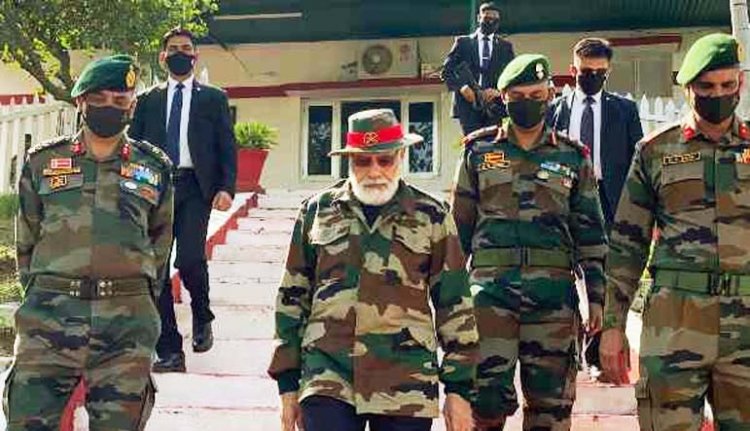 सेना की वर्दी पहनने के चलते पीएम मोदी की बढ़ी मुश्किल, कोर्ट ने जारी किया नोटिस