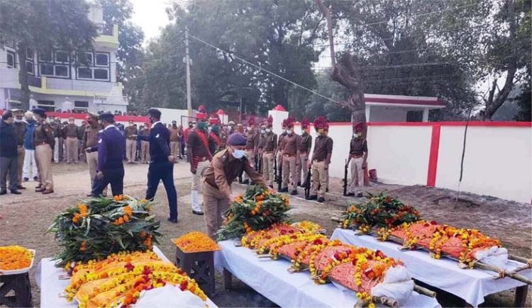 उन्नाव में एक साथ तीन पुलिसकर्मियों को राजकीय सम्मान के साथ दी गई अंतिम विदाई, टैंकर चढ़ने से ड्यूटी पर हुए थे शहीद