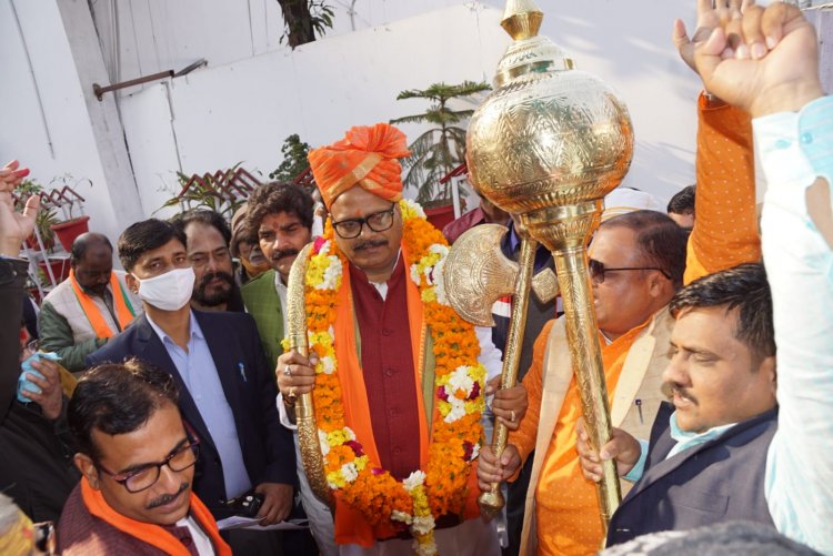 ब्रजेश पाठक का ह्यूमन वेलफेयर इक्वल जस्टिस संस्था ने गदा, फरसा व धनुष के साथ किया सम्मान