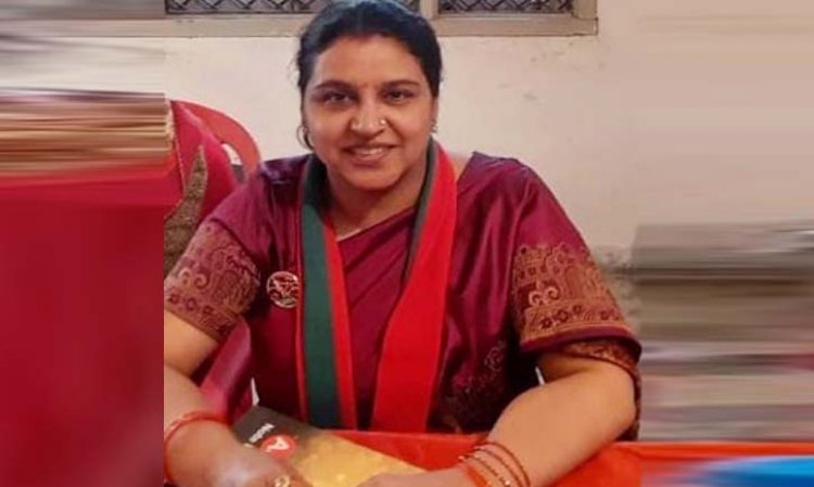 पत्नी देगी पति को जीत का तोहफा, सपा प्रत्याशी की पत्नी ने संभाली चुनाव प्रचार की कमान, अभिषेक मिश्रा की पत्नी स्वाति से खास बातचीत