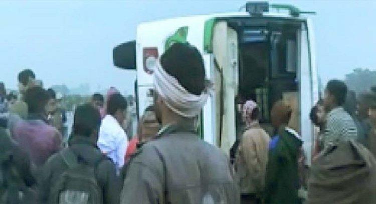 आगरा-लखनऊ एक्सप्रेस-वे पर ड्राइवर को झपकी लगने पर आगे चल रहे डंपर में घुसी बस, 40 यात्री घायल, कई गंभीर