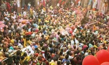 मथुरा होली 2022 रंगभरणी एकादशी पर वृंदावन में उमड़े लाखों श्रद्धालु : बांकेबिहारी मंदिर में होली का उल्लास, एकादशी पर आस्था के रंग में डूबी कान्हा की नगरी