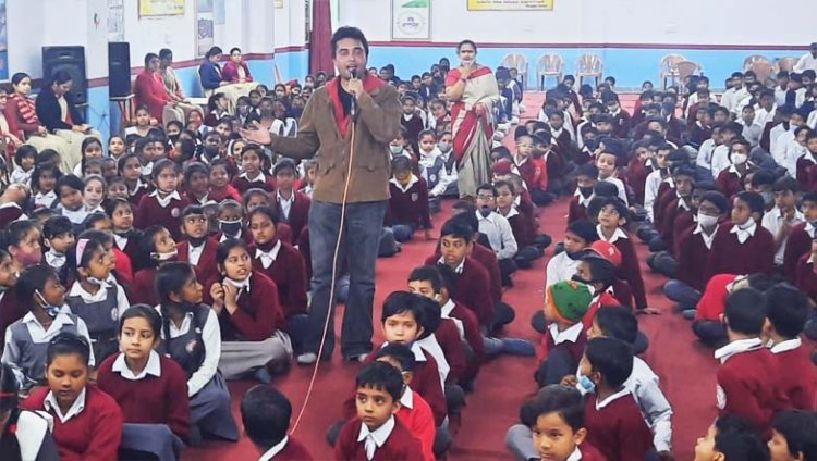 सरस्वती विद्या मन्दिर वरिष्ठ माध्यमिक विद्यालय में कार्यक्रम के दौरान स्टोरीमैन जीतेश श्रीवास्तव ने सुनायी कहानी : दादी-नानी की कहानी में आया पीपल वाला भूत, झाकड़मल ने छोड़ी बेईमानी
