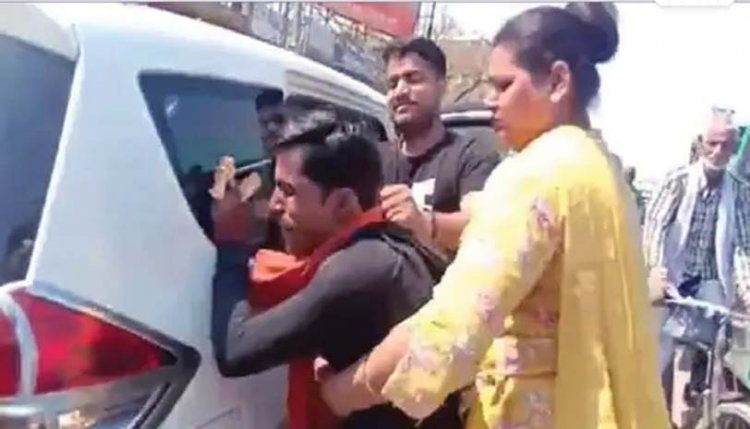 लखनऊ में नकली किन्नर बन वसूली कर रहे युवक की पिटाई : किन्नरों ने पकड़कर कार में डाला, हंगामा होने पर छोड़ा