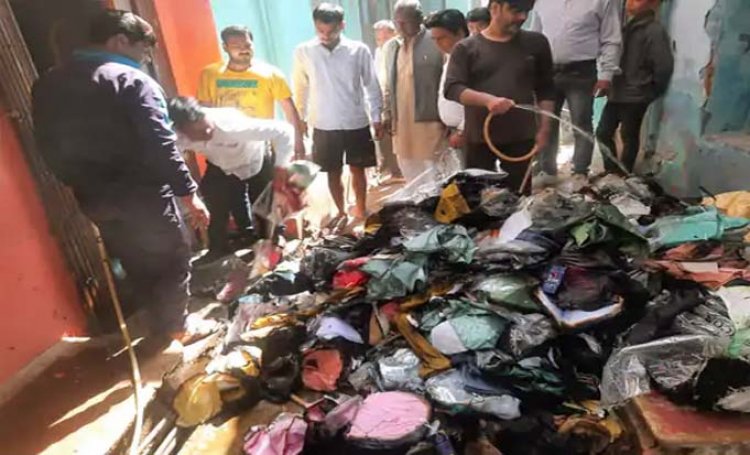 दतिया में खजांची मोहल्ला स्थित कपड़े के गोदाम में लगी आग : पड़ोसियों ने मोटर पंप की सहायता से आग पर पाया काबू