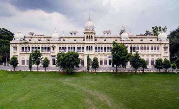 लखनऊ विश्वविद्यालय  में देर रात हंगामा :  शिक्षक को कहे अपशब्द, बीच-बीच में जयश्री राम के नारे भी लगाए गए, नोटिस जारी