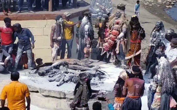 हरिश्चंद्र घाट पर जलती चिताओं के बीच खेली गई भस्म की होली : वाराणसी में बुधवार को मसान होली खेली गई