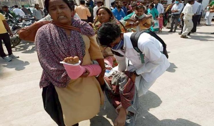 आगरा के एसएन मेडिकल कॉलेज की आठ मंजिला इमारत में लगी आग, मरीजों को गोद में लेकर तीमारदारों ने सुरक्षित बाहर निकाला